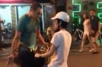 [VIDEO] Ông Tây chặn cô gái đi xe máy trên phố đi bộ ở Hà Nội
