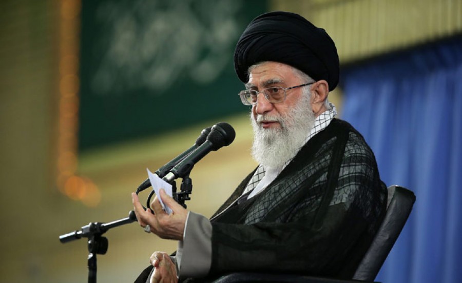 Ngày 17/8, phát biểu tại một cuộc họp ở thủ đô Tehran, lãnh tụ tinh thần tối cao Iran Ali Khamenei (ảnh) tuyên bố thỏa thuận hạt nhân mà Iran vừa đạt được với các cường quốc sẽ không giúp Mỹ gây ảnh hưởng đến kinh tế và chính trị của nước Cộng hòa Hồi giáo này. AFP/TTXVN