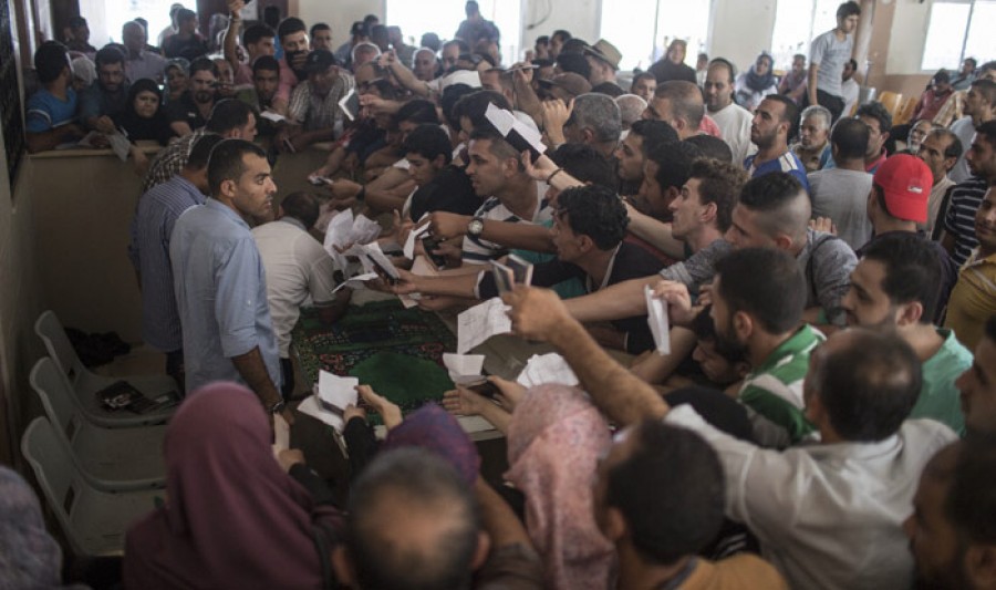 Ngày 17/8, Ai Cập đã quyết định mở cửa khẩu biên giới Rafah giáp với Dải Gaza trong vòng 4 ngày. Đây là lần đầu tiên trong hai tháng qua, Chính quyền Ai Cập quyết định mở cửa khẩu này, cho phép người dân Palestine được đi lại cả hai chiều. Trong ảnh: Người dân Palestine chờ qua cửa khẩu Rafah để vào Ai Cập ngày 17/8. AFP/TTXVN