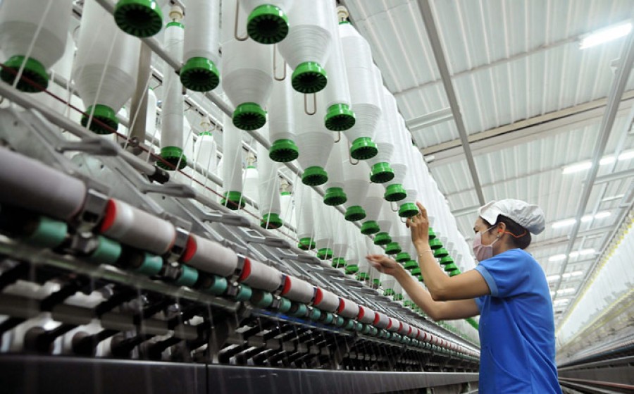 Thành phố Hồ Chí Minh hiện có khoảng 370 doanh nghiệp sản xuất các sản phẩm công nghiệp hỗ trợ, trong đó có hơn 260 doanh nghiệp có vốn đầu tư nước ngoài (FDI). Để thực hiện các chương trình, đề án phát triển công nghiệp hỗ trợ giai đoạn 2015-2020, định hướng đến năm 2025, Ủy ban nhân dân Thành phố đã hỗ trợ hơn 8.000 tỷ đồng cho các doanh nghiệp tham gia sản xuất sản phẩm công nghiệp hỗ trợ. Trong ảnh: Dây chuyền sản xuất sợi tại Tổng Công ty cổ phần Phong Phú. Ảnh: An Hiếu – TTXVN