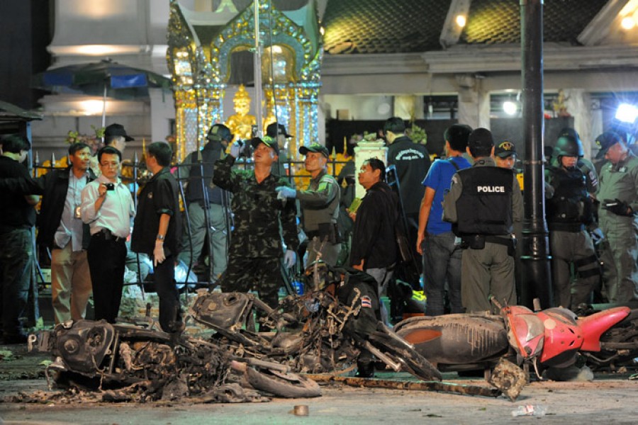Tối 17/8, tại hiện trường vụ nổ bom bên ngoài điện thờ ở quận Chidlom, trung tâm thủ đô Bangkok, cảnh sát lại phát hiện quả bom thứ ba và đã vô hiệu hóa thiết bị nổ này. Lực lượng chức năng đang tiếp tục rà soát bom mìn. Số nạn nhân trong vụ tấn công vào thủ đô chưa từng có trong tiền lệ này đã lên tới 21 người thiệt mạng và 123 người bị thương. Cùng ngày, nhiều nhà lãnh đạo trên thế giới đã lên án vụ đánh bom, đồng thời kêu gọi Chính quyền Thái Lan sớm điều tra, bắt giữ và đưa ra xét xử những kẻ tiến hành vụ tấn công đẫm máu này. Trong ảnh: Binh sĩ Thái Lan điều tra tại hiện trường vụ nổ. THX/TTXVN