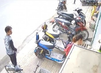 [VIDEO] Trộm dắt xe đạp điện bỏ chạy