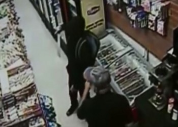 [VIDEO] Cầm dao đi cướp bị nhân viên cửa hàng vác đao rượt đuổi
