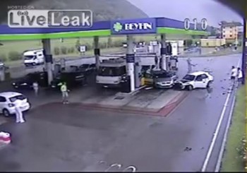 [VIDEO] Ô tô mất lái lao vào trạm xăng gây tai nạn liên hoàn