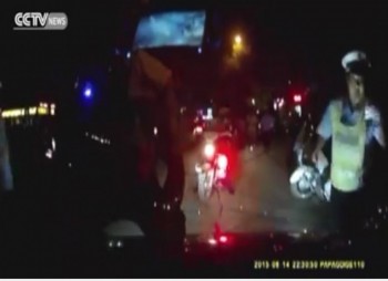 [VIDEO] Ngăn quái xế tẩu thoát, cảnh sát đập kính, bám mui xe gần 2km