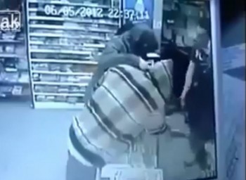 [VIDEO] Cướp nhầm cửa hàng, hai tên côn đồ bị xịt hơi cay và đánh tơi tả