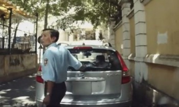 [VIDEO] "Bắt quả tang" bảo vệ lén lút bẻ cần gạt nước của ô tô ở Sài Gòn