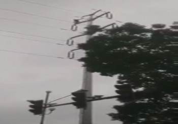 [VIDEO] Thanh niên đu dây điện cao thế và vụ nổ kinh hoàng