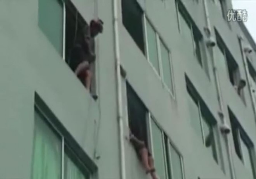 [VIDEO] Màn giải cứu ngoạn mục cô gái trẻ định nhảy lầu tự tử