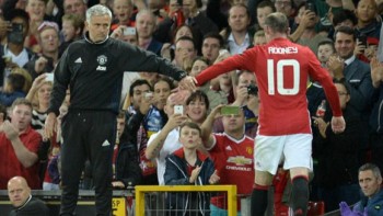 Jose Mourinho vỗ về Rooney