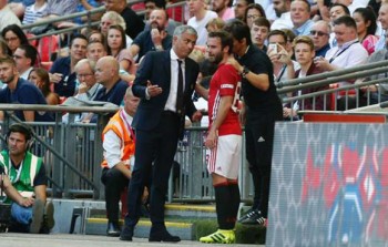 Mourinho lý giải việc thay Mata khi anh vừa được tung vào sân