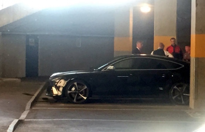 Petr Cech lái xe tông vào trụ nhà sau trận thua Liverpool