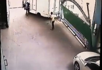[VIDEO] Xe tải tự lùi húc sập cổng đè một người bất động