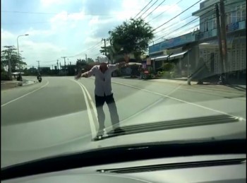 [VIDEO] Người đàn ông đòi chặn ô tô giữa quốc lộ ở Đồng Nai