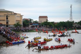 Lễ hội đua thuyền trên quê hương Đại tướng mừng Tết Độc lập