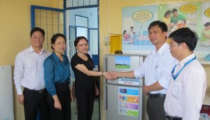Công đoàn BSR tặng tủ lạnh cho bệnh xá xã Bình Hòa