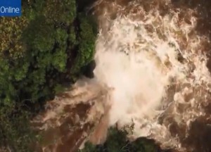 [VIDEO] Mạo hiểm lên đỉnh thác nước, bất ngờ gặp lũ quét