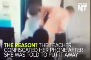 [VIDEO] Nữ sinh đánh liên tiếp vào đầu thầy giáo vì bị tịch thu điện thoại