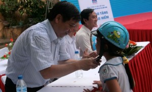 PV Oil miền Trung tặng 1.300 mũ bảo hiểm cho học sinh