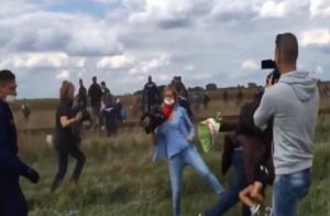 [VIDEO] Ngáng chân người tị nạn, nữ phóng viên Hungary bị sa thải