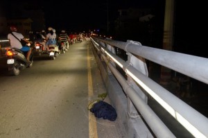 [VIDEO] Người đàn ông tự tử trên cầu vượt Cây Gõ