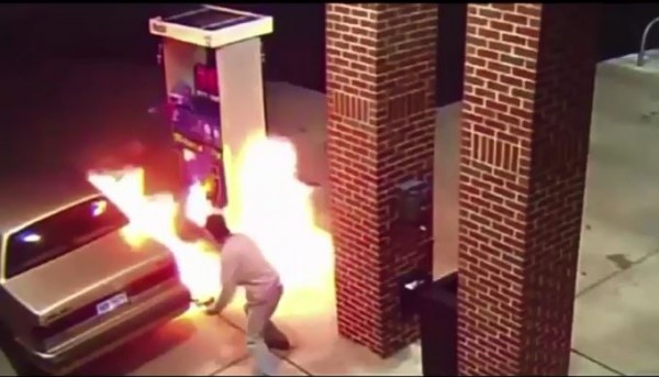 [VIDEO] Giết nhện bằng bật lửa, đốt luôn cây xăng