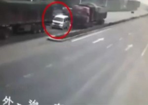 [VIDEO] Ô tô bẹp dúm giữa 2 xe container, tài xế chết thảm