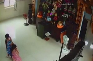[VIDEO] Vợ chồng dắt con gái đi trộm tiền công đức