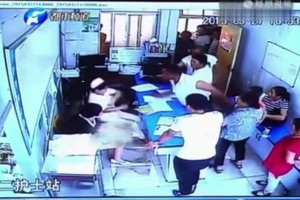 [VIDEO] Đánh mắng, bắt y tá ôm xác bệnh nhân