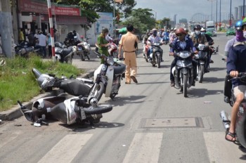Ôtô húc văng 3 xe máy trên xa lộ Hà Nội