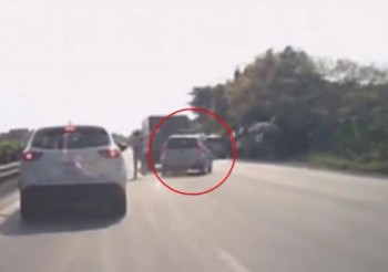 [VIDEO] Taxi đánh võng 'né' Cảnh sát giao thông