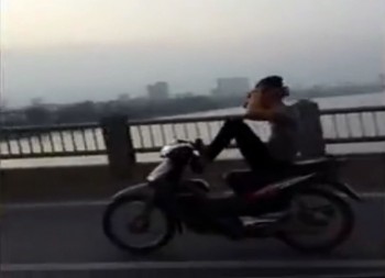 [VIDEO] Lái xe máy bằng chân trên cầu Nhật Tân