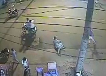 [VIDEO] Hai người nước ngoài bị giật túi xách ở TP HCM