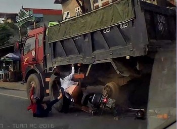 [VIDEO] Xe máy vượt ẩu lao vào xe tải