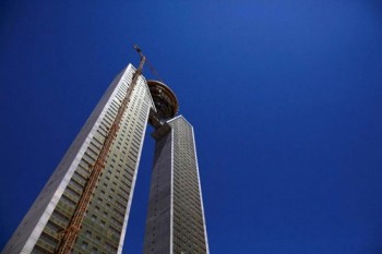 Tòa tháp đôi 47 tầng ‘quên' thiết kế thang máy