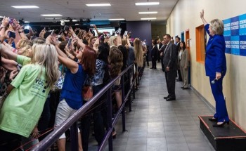 Bức ảnh lạ lùng về bà Hillary cho thấy 'thảm họa của nhân loại'