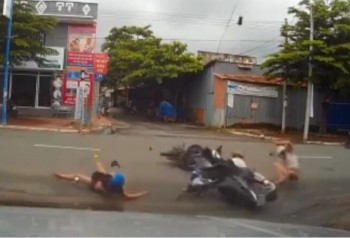[VIDEO] Qua đường không giảm tốc, hai cô gái bị xe đâm