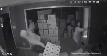 [VIDEO] Người phụ nữ chống trả 3 tên trộm có vũ khí, bắn hạ 1 tên