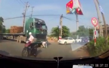 [VIDEO] Đi vào điểm mù xe đầu kéo, người phụ nữ suýt chết thảm