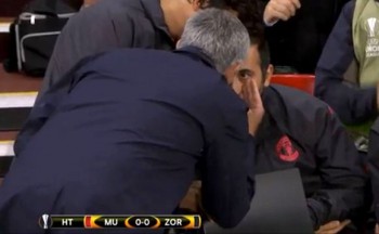 Jose Mourinho nổi giận quát mắng trợ lý trong trận thắng nhọc