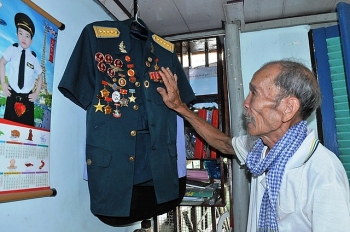 Đại tá phi công Nguyễn Văn Bảy qua đời: Nhớ mãi người anh hùng áo vải lội đồng bắt cá, trồng sen…