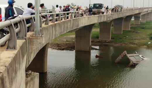 Quảng Bình: Tài xế mất lái, ô tô húc đổ lan can cầu rơi xuống sông