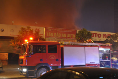 Đang cháy lớn tại cửa hàng nội thất trên đường Nam Trung Yên