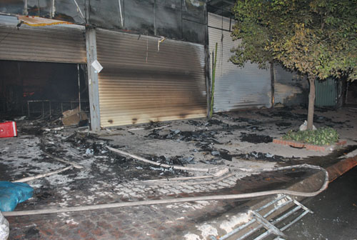 Đang cháy lớn tại cửa hàng nội thất trên đường Nam Trung Yên