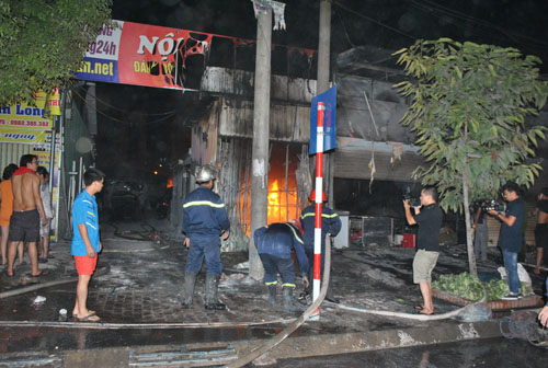 [PHOTO] Cháy gara ô tô, nhà hàng gần tòa nhà Keang Nam