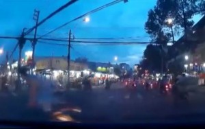 [VIDEO] Lao xe đạp vào đầu ô tô, nam thanh niên bị hất bay