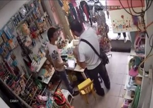 [VIDEO] Chủ cửa hàng 'bỗng dưng' đưa tiền cho khách nước ngoài