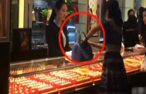 [VIDEO] 'Nữ đại gia' ném tiền vào nhân viên cửa hàng trang sức