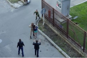 [VIDEO] Đóng phim trước bốt bảo vệ, 'tên cướp' bị anh lính tóm gọn