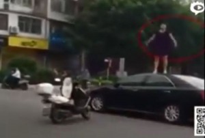 [VIDEO] Suýt va chạm giữa ngã ba, cô gái trèo lên nóc ô tô nhảy múa